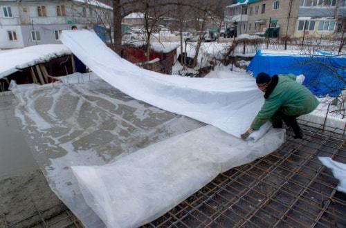 Фото укрытия бетонной стяжки полиэтиленом зимой
