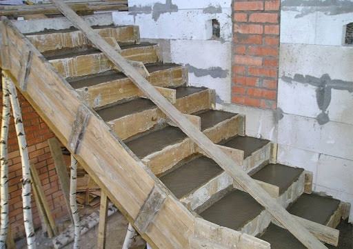 Фото заливки лестницы бетоном М250